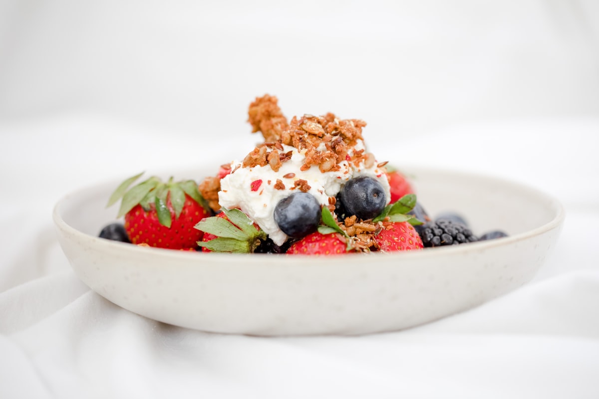 Alimentazione equilibrata con frutta, verdura e cereali integrali